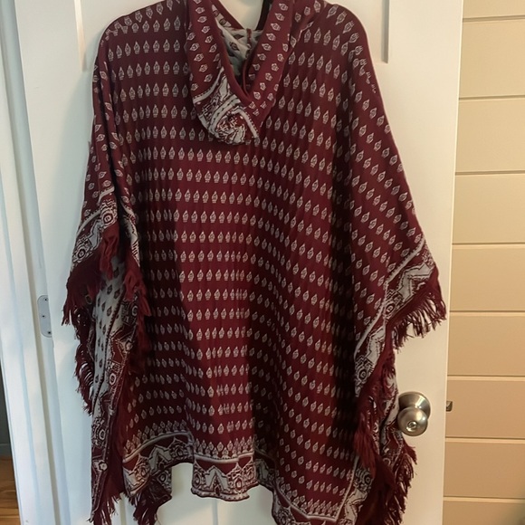 Hooded poncho sweater - Picture 2 of 2
